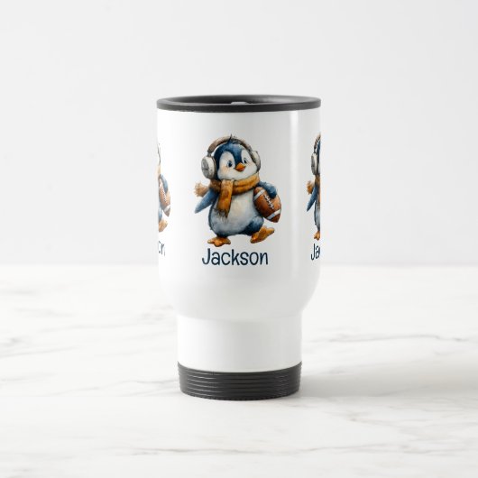 Personalized Winter Penguin Football Kid トラベルマグ (中央)