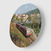 Personenzug in Herzhausen am Edersee ラージ壁時計 (傾斜)