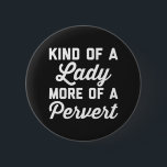 Pervert Funny Quote女性 缶バッジ<br><div class="desc">"種類の女性、変質者の多く"のおもしろいな引用文。</div>