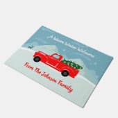 Pesonalizedの赤いトラックのクリスマスツリーの休日 ドアマット (アングル)