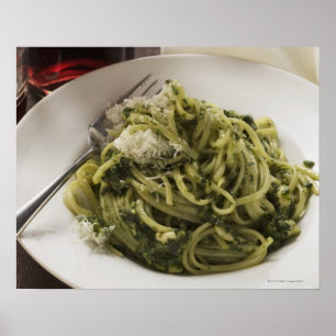 pestoおよびパルメザンの赤ワインが付いているLinguine ポスター