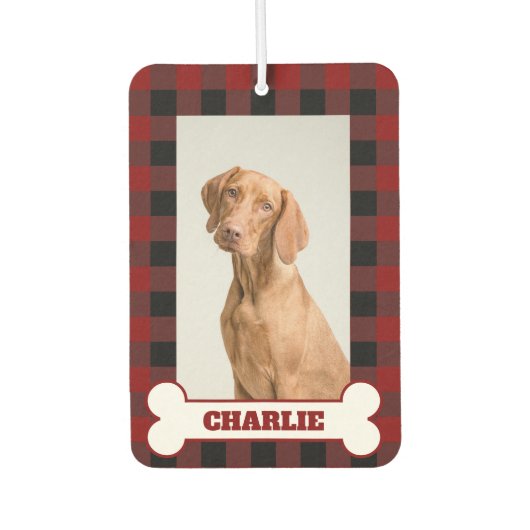 Pet Dog Photo & Name on Red & Black Buffalo Plaid カーエアーフレッシュナー (正面)