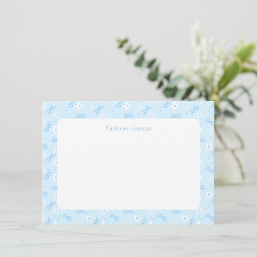 Petit Blue Whimsical Bows Daisy Monogram Notecard サンキューカード (スタンド正面)