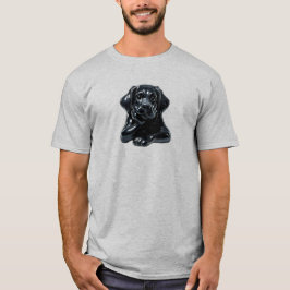 Petit chien noir allongé au regard doux et rêveur. tシャツ