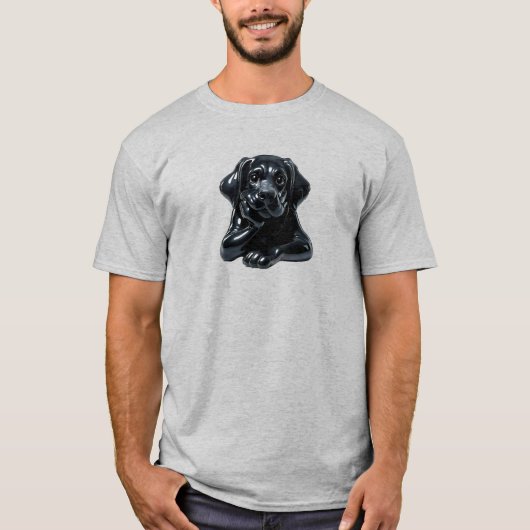 Petit chien noir allongé au regard doux et rêveur. tシャツ (正面)