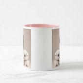 Petite fille au bandeau fleuri et son chiot blanc. マグカップ (中央)