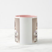 Petite fille au bandeau fleuri et son chiot blanc. マグカップ (中央)