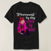 Pharmacist by Day Witch by Night Halloween Gift Tシャツ (デザイン正面)