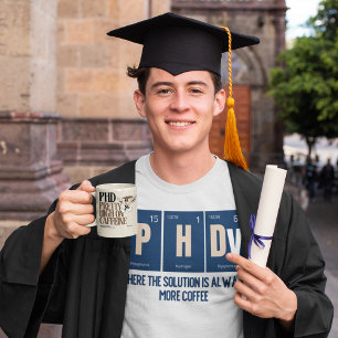 PhD – ソリューションが常により多くのコーヒーである場所 Tシャツ