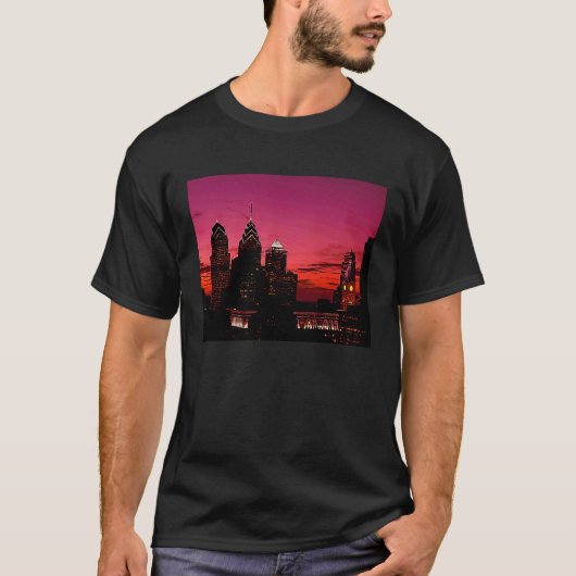 Philadelphia's Skyline Silhouette at Sunset Tシャツ (正面)