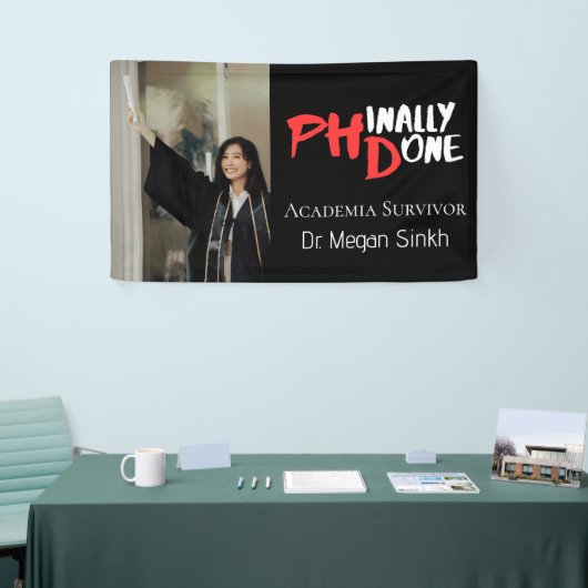 「Phinally done(ついにやったぜ)」博士課程の卒業おめでとうフォト 横断幕 (トレードショー)