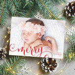 PHOTO家族メリーおもしろい書道オーバーレイ赤 シーズンカード<br><div class="desc">by kat massard >>> WWW.SIMPLYSWEETPAPERIE.COM <<<写真を赤で塗シンプルりつぶしたレタリング「メリー」を搭載したデザインカード。フルフレームの横写真で美しい家族を表示する最大領域</div>