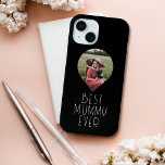 Photo 最高の Mummy Everモダン Script iPhone 15ケース<br><div class="desc">写真ミラ最高のイEverモダン ScriptのiPhoneのケースは頭が切れる、スクリプトのタイポグラフィでお気に入りの文字"ミラEver"の写真を備えている。母の日、誕生日、クリスマスに母のための完璧な贈り物。©2023 Evco Studioによる設計： www.zazzle.com/store/evcostudio</div>