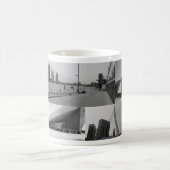 Photo collage Rotterdam 4 in black and white コーヒーマグカップ (中央)