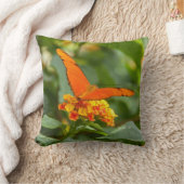 photo d'un papillon sur une fleur クッション (ブランケット)