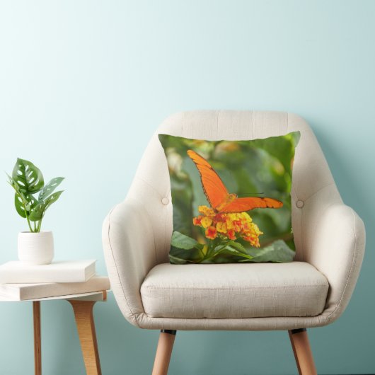 photo d'un papillon sur une fleur クッション (椅子)