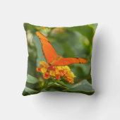 photo d'un papillon sur une fleur クッション (裏面)