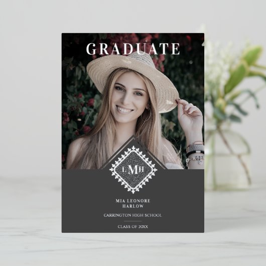 Photo Graduation Chic Initial Lace Effect Romantic 箔招待状 (立ち正面)