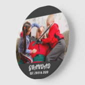 Photo Grandad Established 太字ホワイトタイポグラフィ ラージ壁時計 (傾斜)