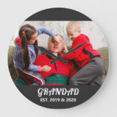 Photo Grandad Established 太字ホワイトタイポグラフィ ラージ壁時計 (正面)