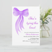 Photo Purple Bow Shes Tying the Knot Bridal Shower 招待状 (スタンド正面)