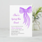 Photo Purple Bow Shes Tying the Knot Bridal Shower 招待状 (スタンド正面)