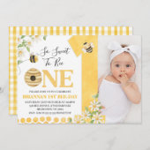 Photo Yellow Daisy Bee First Bee-day Birthday 招待状 (正面/裏面)