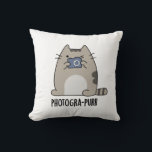 Photograh-purr Funny Cat Photographer Pun クッション<br><div class="desc">フォトプラおもしろいル猫フォトグラファーのプンは、カメラを持って可愛い子猫が登場。かわいい猫フォトグラファーのパンが大好きな家族や友人のための完璧なパンプギフト。</div>