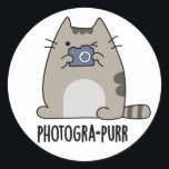 Photograh-purr Funny Cat Photographer Pun ラウンドシール<br><div class="desc">フォトプラおもしろいル猫フォトグラファーのプンは、カメラを持って可愛い子猫が登場。かわいい猫フォトグラファーのパンが大好きな家族や友人のための完璧なパンプギフト。</div>