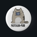 Photograh-purr Funny Cat Photographer Pun 缶バッジ<br><div class="desc">フォトプラおもしろいル猫フォトグラファーのプンは、カメラを持って可愛い子猫が登場。かわいい猫フォトグラファーのパンが大好きな家族や友人のための完璧なパンプギフト。</div>