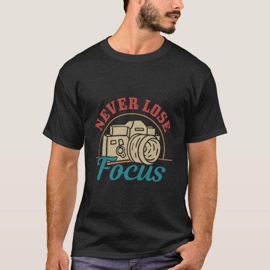 Photographer Never Lose Focus Camera Photography Tシャツ (正面)