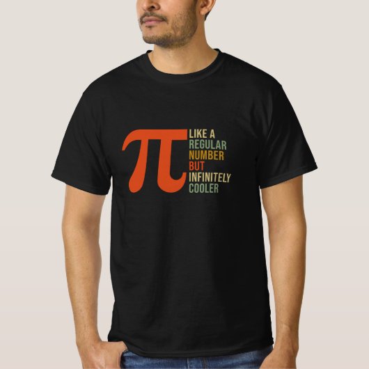 Piは通常の数に似ているが、Piのクール日おもしろいに似ている Tシャツ (正面)