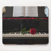 Piano with red rose and rose petals マウスパッド (正面)