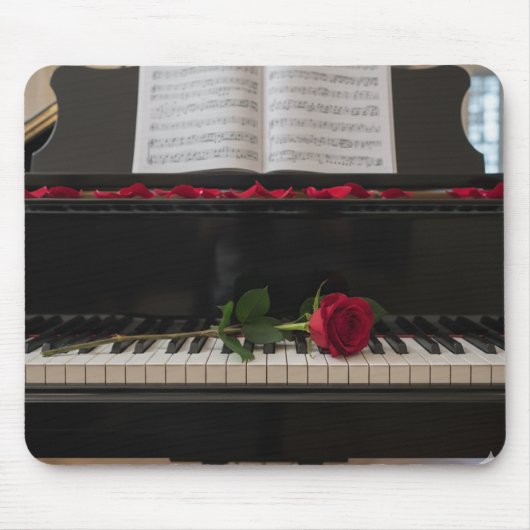 Piano with red rose and rose petals マウスパッド (正面)