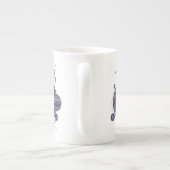 PICKETT™ The BOWTRUCKLE™グラフィック ボーンチャイナマグカップ (裏面)