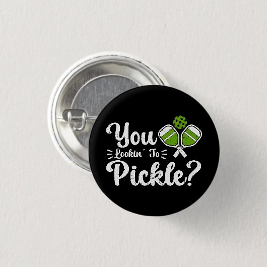Pickle Pickleball Playerを探おもしろいす 缶バッジ (正面&裏面)
