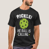 Pickle The Ball Is Calling Paddle Pickleball Playe Tシャツ (正面)