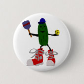 Pickleballおよびかいを握るおもしろいなピクルス 缶バッジ (正面)