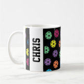 Pickleballという名前:黒にピクルボールをもっと置く コーヒーマグカップ (左)