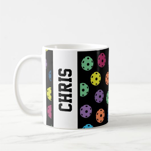 Pickleballという名前:黒にピクルボールをもっと置く コーヒーマグカップ (左)