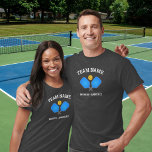 PickleballパートナーズMatching Pickleball Tournament Tシャツ<br><div class="desc">おもしろいのピクルボールシャツは、2つの青いピクルボールのパドルと2ラインのカスタム文字を備えている。ピクレボールパートナー/チームメイトに最適 – トーナメント素晴らしに最適遊。</div>