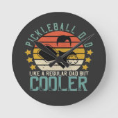 Pickleball Dad Like A Regular Dad But Cooler ラウンド壁時計 (正面)