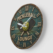 Pickleball Lounge Rustic Paddle & Ball ラージ壁時計 (傾斜)