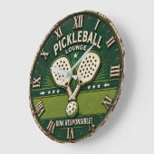 Pickleball Lounge Vintage Rustic Paddle ラージ壁時計 (傾斜)