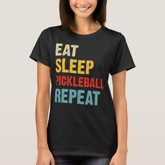 Pickleball Passion: 食べ、Sleep、Repeat Tシャツ (正面)