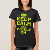 Pickleball Quote Keep Calm and Pickle On Picklebal Tシャツ (正面)