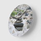 Piedras zen en la playa de Almería ラウンド壁時計 (傾斜)