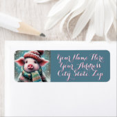 Pig in Scarf Snowflakes Personalized Christmas ラベル (インサイチュ)