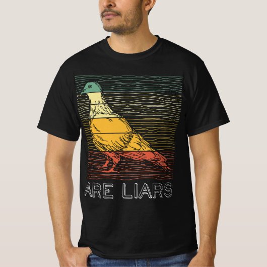 Pigeons Are Liars Aren't Real Spies Birds Pun  Tシャツ (正面)
