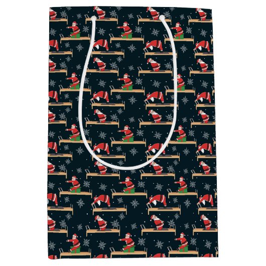 Pilates Reformer Santa Seamless Christmas Patterns ミディアムペーパーバッグ (正面)